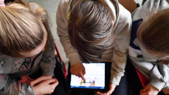 Moderne Medien werden in Schulen immer wichtiger: Im Kreistag hat es nun eine Diskussion um das Medienzentrum gegeben. Martin Sc Neues Konzept für Medienkompetenz