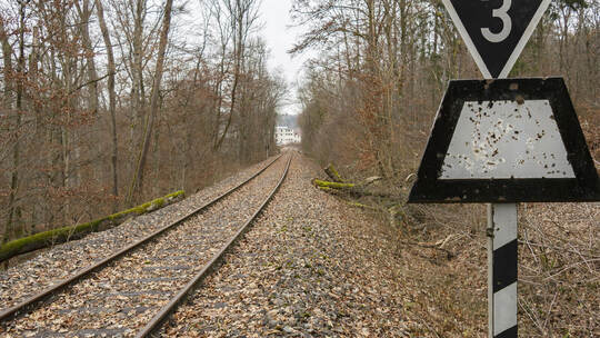 Die Gleise zwischen Maulbronn West und Maulbronn Stadt sind noch vorhanden. Bis hier wieder regelmäßig Personenzüge fahren, dürf