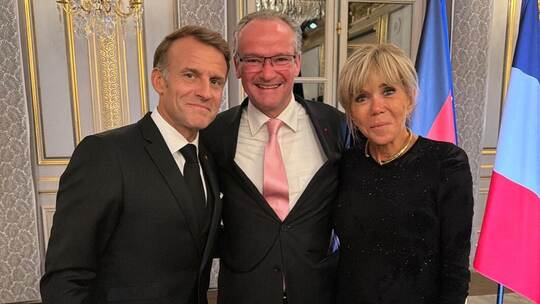 Gunther Krichbaum (CDU) herzt Emmanuel und Brigitte Macron. Büro GK