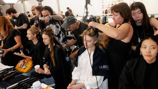 Da muss jeder Handgriff sitzen. Experten von La Biosthetique stylen Models für deren große Auftritte in Kooperation mit Chloé au