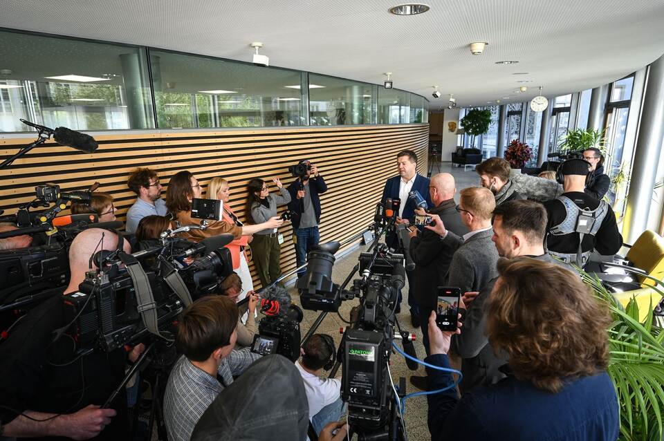 Sven Schulze spricht nach CDU-Fraktionsversammlung vor der Presse Sven Schulze spricht nach CDU-Fraktionsversammlung vor der Presse