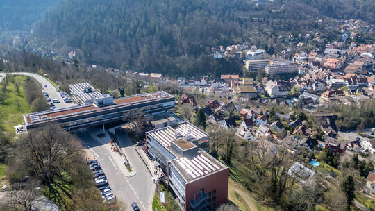 Das Landratsamt in Calw: Die finanzielle Lage des Kreises hat sich aufgehellt, das Defizit fällt deutlich geringer aus. Kritik ü