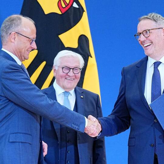 Ernennungsurkunde für Arbeitsminister Schweitzer
