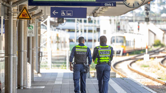 Für ein besseres Sicherheitsempfinden am Pforzheimer Hauptbahnhof sorgen auch die eigenen Sicherheitsleute der Deutschen Bahn, d Alkoholkonsumverbot Hauptbahnhof