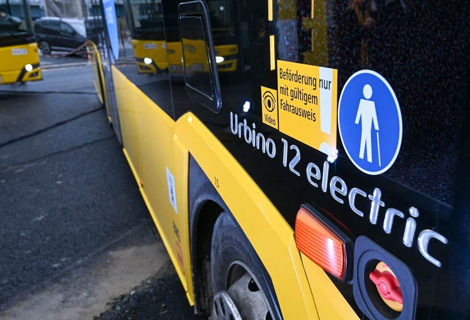 Richtfest der BVG für E-Bus-Betriebshof in Treptow Richtfest der BVG für E-Bus-Betriebshof in Treptow