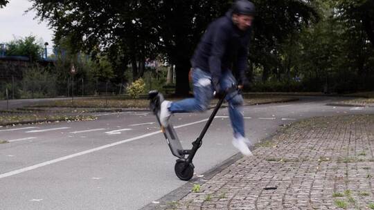 Leicht geht die Kontrolle über E-Scooter verloren. Rund zwei Drittel der Unfälle verursachen E-Scooter-Fahrende selbst. picture Wie gefährlich sind E-Scooter wirklich?