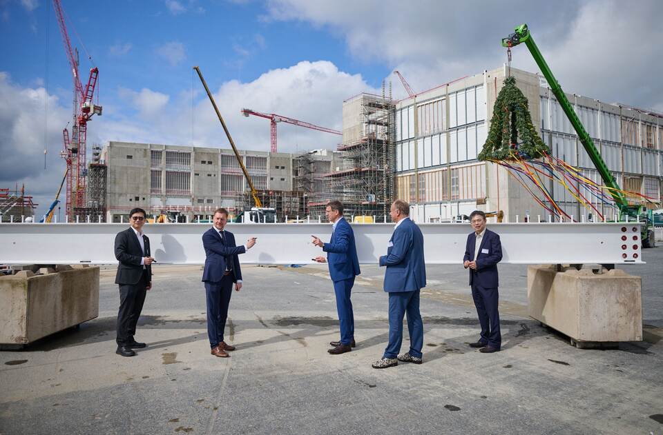 ESMC feiert Richtfest für neue Dresdner Mikrochip-Fabrik ESMC feiert Richtfest für neue Dresdner Mikrochip-Fabrik