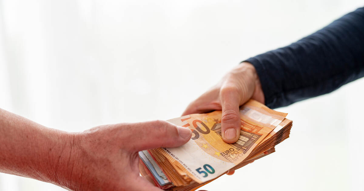 Senior citizen from Niefern hands over cash and coins worth more than half ...
