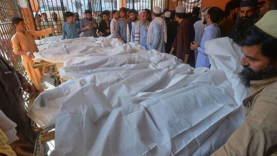 Schuldach in Pakistan stürzt ein