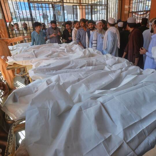 Schuldach in Pakistan stürzt ein