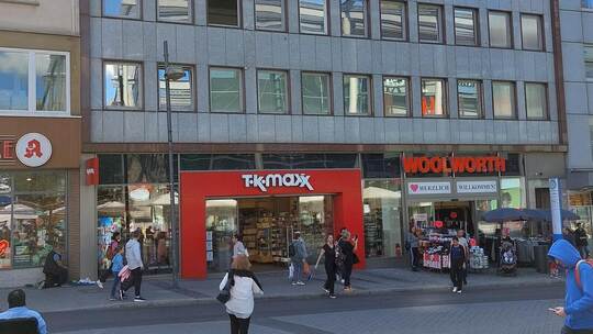 Ein Geschäftshaus direkt am Leopoldplatz steht im zweiten Versuch vor der Zwangsversteigerung. Insider finden den Preis noch zu
