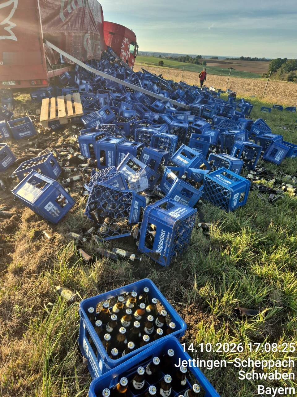 Laster verliert auf A8 mehr als 1.000 Kisten Bier Laster verliert auf A8 mehr als 1.000 Kisten Bier