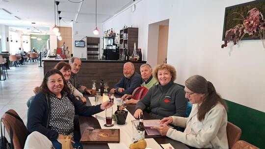 Im Foxy Bräu (links von vorne): Ellen Kitter (Vertreterin Region Nord), Jutta Günthner (Bezirksvorsitzende Schwarzwald-Pforte),