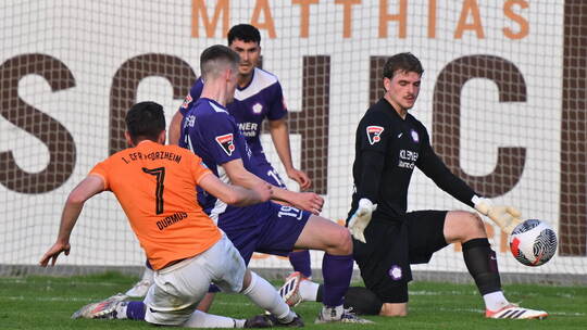 Packende Strafraumszenen sind wieder garantiert: CfR-Spieler Cemal Durmus (links) gegen FCN-Keeper Thilo Marksteiner. Foto: Pete