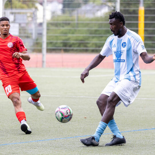 Patrick Souza (links) und der 1. FC 08 Birkenfeld wollen im Spiel gegen Nußbaum den nächsten Dreier. Foto: Ralf Becker