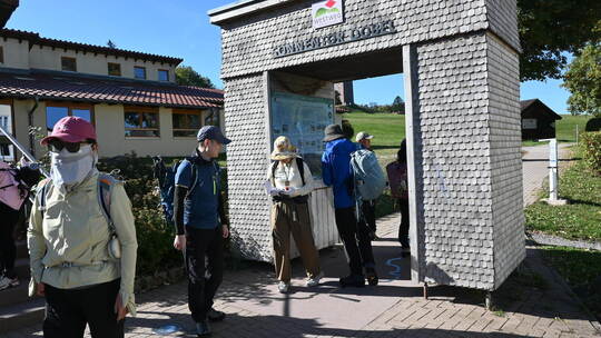 Die Wandergruppe aus China schreitet durch das Sonnentor. Martin Hämmerle