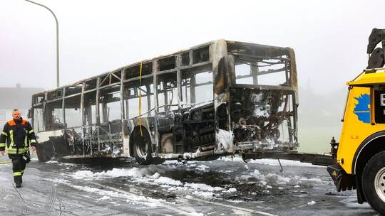 Vollbrand eines Busses - Mehr als 30 Menschen evakuiert Vollbrand eines Busses - Mehr als 30 Menschen evakuiert