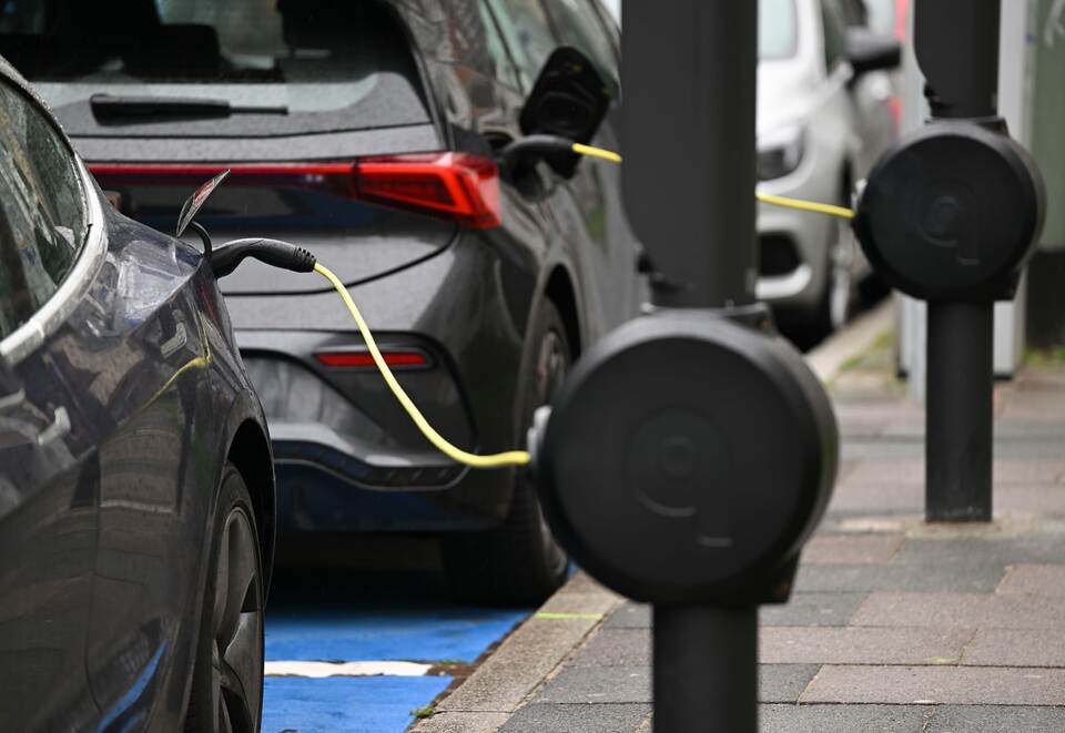 Elektroautos an E-Ladesäulen Elektroautos an E-Ladesäulen