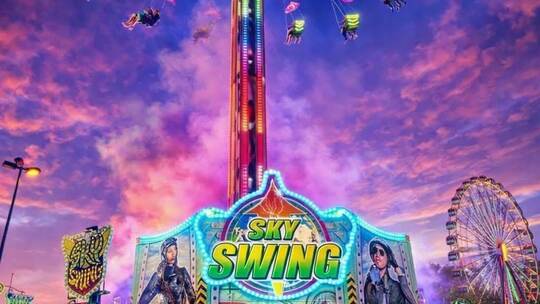 Lässt Fahrgäste in 40 Metern Höhe durch die Lüfte schweben: der Turmkettenflieger „Sky Swing“ ist erstmals in Pforzheim zu erleb