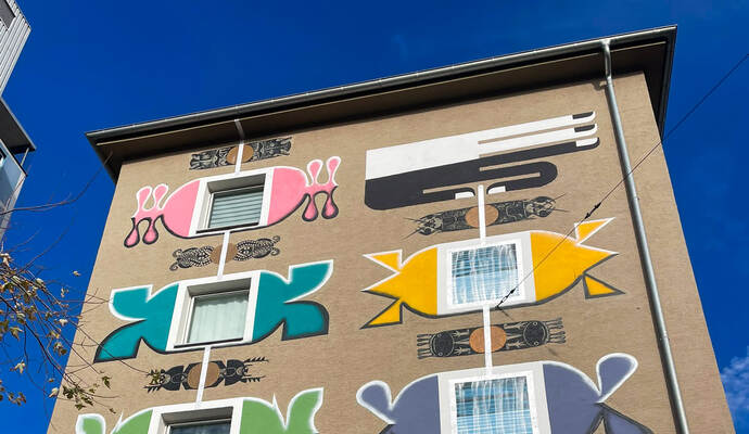 Streetart in Pforzheim: Maja Hürst vollendet Fassadenkunstwerk