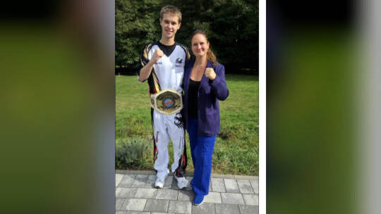 Luca Plocher (hier im Bild mit Enzklösterles Bürgermeisterin Sabine Zenker) startet im November bei der ISKA-Weltmeisterschaft .