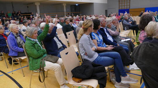 Etwa 200 Besucher informieren sich zur Windkraft bei der Veranstaltung in Heimsheim. Foto: Fux