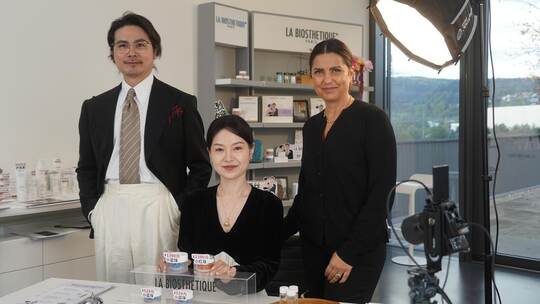 Mr. Yang und Mrs. Xu stehen zusammen mit Sara El Raddaf (von links) in dem Filmset, das La Biosthétique in Pforzheim für sie ein