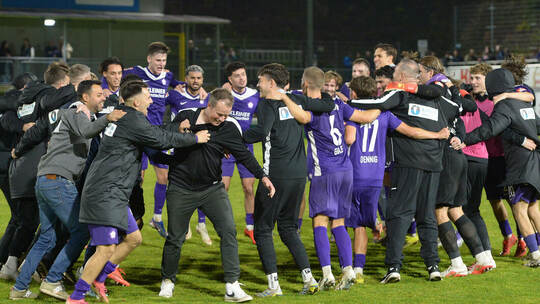 „Derbysieger, Derbysieger“: Die Nöttinger feiern ausgelassen den 4:1-Sieg gegen den CfR. Michael Ripberger