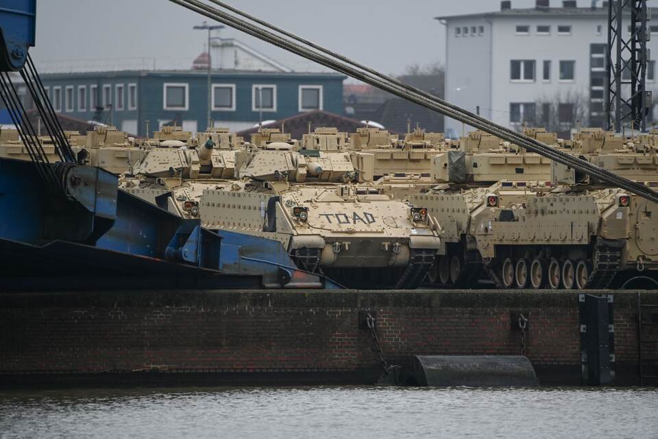 Schiff mit US-Panzern und Hubschrauber in Bremerhaven