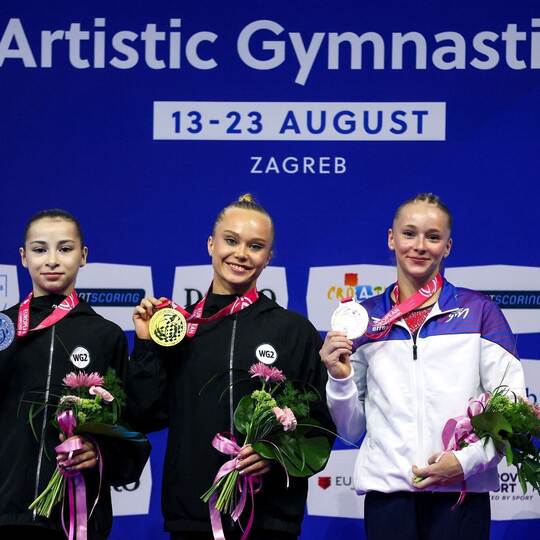 Angelina Melnikowa (M) und Anna Kalmykowa (l)