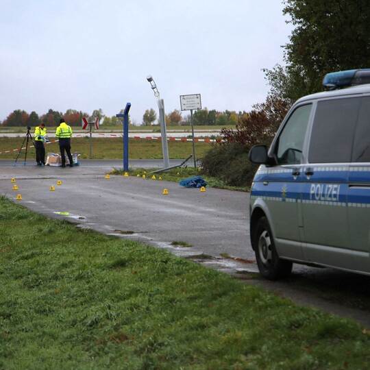 Polizeieinsatz am Flughafen Leipzig/Halle - Zaun beschädigt