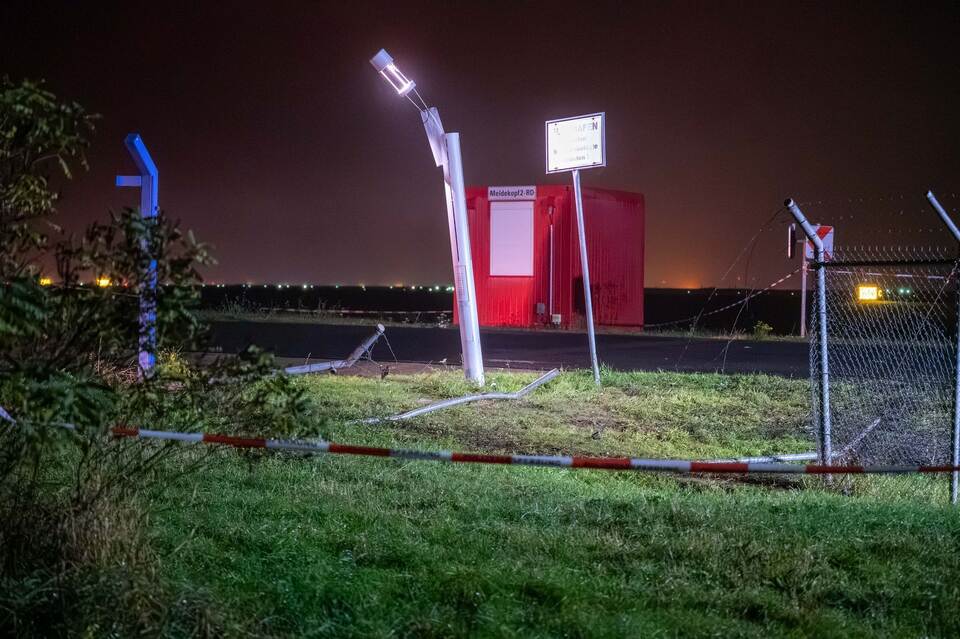 Polizeieinsatz am Flughafen Leipzig/Halle - Zaun beschädigt