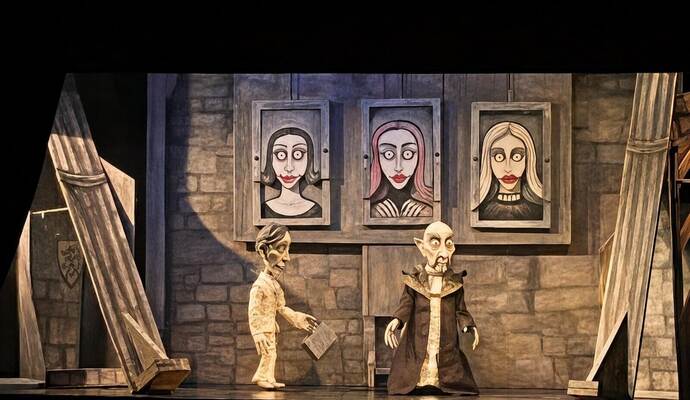 Grusel und Humor: Graf Dracula lässt im Brötzinger „Mottenkäfig“ die Puppen tanzen