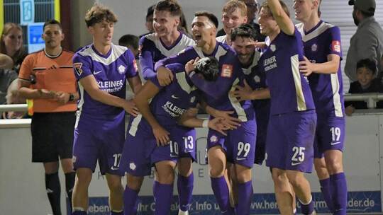 Jubel nach dem 4:1: Die Nöttinger Spieler feiern Torschütze Enes Tubluk (vorne verdeckt), der mit einem sehenswerten Freistoß au