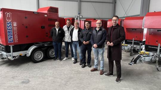 Bei der Übergabe der neuen Stromerzeuger: (von links) Angelo Rosso und Björn Müller (beide Endress GmbH), Steffen Mross (Bastian