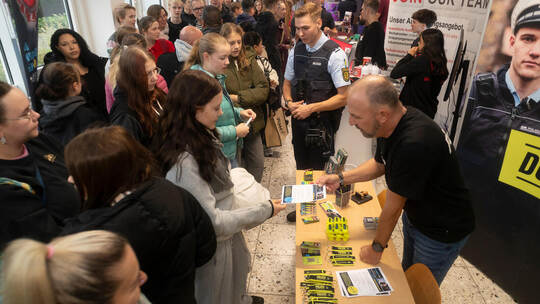 Ein großer Andrang herrscht bei der Aus- und Weiterbildungsbörse am Stand der Polizei. Fotomoment