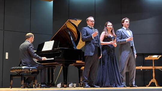 An der Seite des international gefeierten Tenors Daniel Behle singen die Sopranistin Aleksandra Domashchuk und der Bariton Ljubo