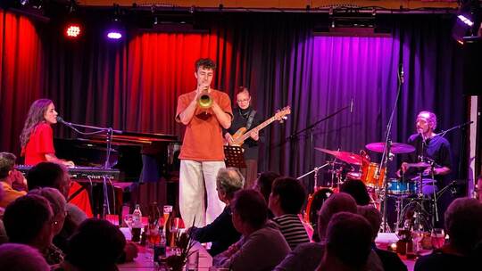 Jazzabend der Extraklasse: Alma Naidu (Klavier und Gesang), Gaststar Jakob Bänsch (Trompete), Susi Lotter (E-Bass) und Florian S