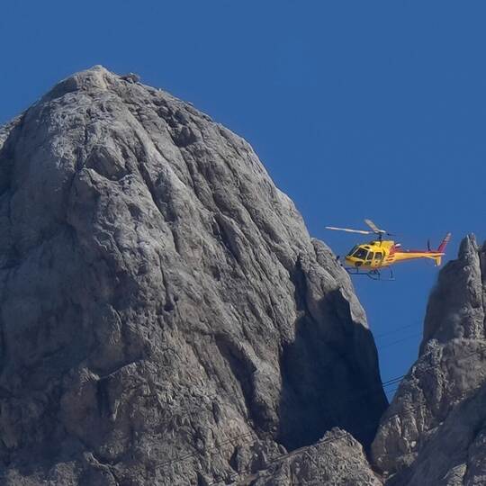 Hubschrauber in italienischen Alpen