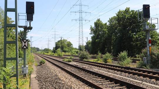 Wichtige Bahnstrecke zwischen Köln und Düsseldorf gesperrt Wichtige Bahnstrecke zwischen Köln und Düsseldorf gesperrt