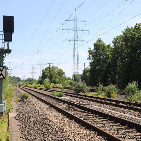 Wichtige Bahnstrecke zwischen Köln und Düsseldorf gesperrt Wichtige Bahnstrecke zwischen Köln und Düsseldorf gesperrt