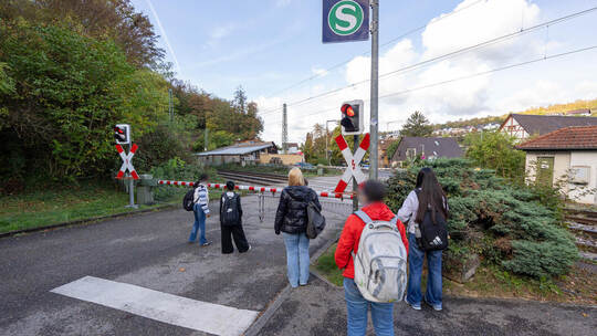 Ein alltägliches Bild am Übergang am Ersinger Bahnhof: Die Fahrgäste müssen an der roten Ampel erstmal warten, bevor sie die Gle