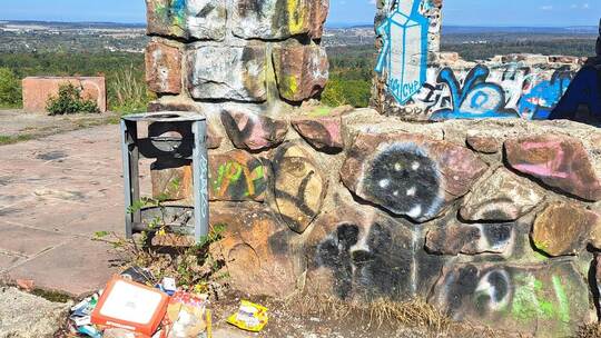 Schmierereien und Abfallreste haben zuletzt den Aussichtspunkt Haidach an der höchsten Erhebung Pforzheims erheblich verschandel