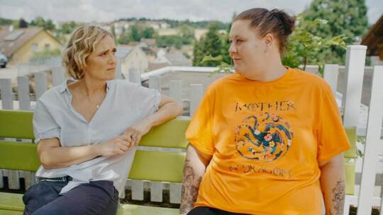 Das Thema ist ernst: Caren Miosga unterhält sich mit Angelina Kusterer auf einer der für Schömberg typisch grünen Sitzbänke. Fot