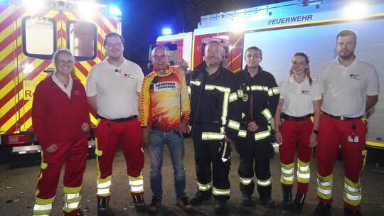 Am Ende der Übung sieht man nur zufriedene Gesichter, auch bei Martin Merkle vom TV Ispringen (Dritter von links) und Feuerwehr-