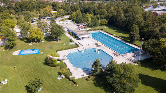 Das Bild wirkt aufgeräumt: So leer war es im Remchinger Freibad in der zurückliegenden Saison selten. Moritz