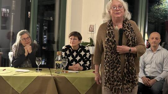 Über alte Zeiten mit der Familie Scheer berichtete in Bad Wildbad Hildegard Walleczek (stehend). Sitzend von links: Nina Scheer