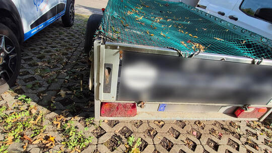 Ein platter Reifen: Der Gemeindevollzugsdienst bestätigte, dass der Anhänger nicht fahrbereit ist. Rapp