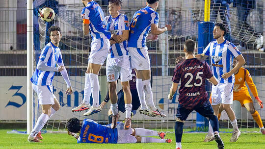 Der Gefoulte macht es selbst: Dennis Klemm (Nummer 25) trifft per Freistoß zur 2:1-Führung für den 1. FC Bruchsal.