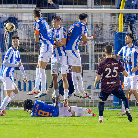 Der Gefoulte macht es selbst: Dennis Klemm (Nummer 25) trifft per Freistoß zur 2:1-Führung für den 1. FC Bruchsal.